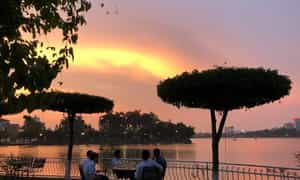 巴赫·纳克湖（Bach Dang Lake）美丽的日落。