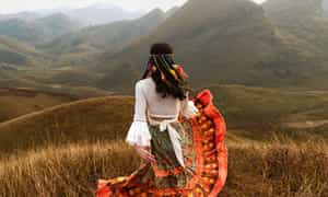 Cao Bang City Center에서 동쪽으로 약 70km 떨어진 Gover Hill (Vinh Quy Grass Hill이라고도 함)은 Vinh Quy Commune (Ha Lang -Cao Bang)에 위치한 Khum Din 및 Bac Vong Hamlet 인근에 인접 해 있습니다.