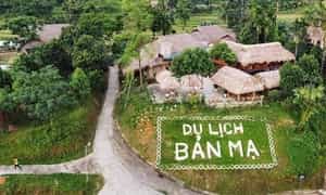 Nằm bên dòng sông Chu hiền hòa, khu du lịch cộng đồng bản Mạ đẹp như một bức tranh thủy mặc với núi đồi bao bọc, nước sông trong xanh.
