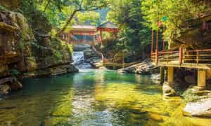 来到Ban Khe Waterfall，您将欣赏东北山脉的壮丽而原始的风景。