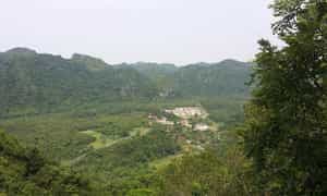 “ ngu lam”这个名字唤起了战略位置的形象，可以从上面观察到Cat Ba的全景。