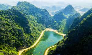 Am Tien Cave拥有迷人的景观，就像Ninh Binh山区中心的“沉睡公主”。
