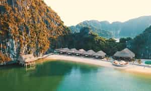 Lan Lan Ha，Cat Ba，Hai Phong，Van Boi Beach以其宁静的风景而闻名。
