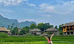 这个美丽的壮音版本拥有一个迷人的自然风景,带有简单的房屋,带有绿色稻田和雄伟的森林襟翼。
