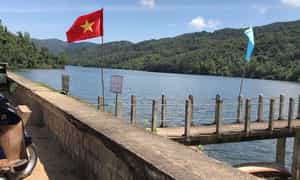 Cách trung tâm thành phố Tuy Hòa khoảng 30km, hồ Hóc Răm thuộc được bao quanh bởi dãy Đại Lãnh hùng vĩ và những cánh đồng lúa xanh mướt.