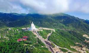Ong nui Pagoda或Linh Phong Tu Tu，是Binh Dinh著名的古神庙。这是一个神圣的目的地，吸引了像风景一样美丽的游客。