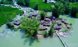 Co Waterfall은 Cao Bang Province의 Trung Khanh 지구의 Chi Vien Commune에 위치하고 있습니다. 폭포는 마을 내부에 있습니다 - 많은 독특한 전통 문화를 가진 테이 사람들의 마을