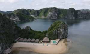 它以拥有洛矶山脉和许多树木的迷人风景而闻名。 Van Boi海滩还吸引了自然野生特征的游客,光滑的沙滩伸展。