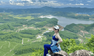 Hòn Vượn thuộc địa phận thôn Đồng Chầm, phường Hương Hồ, thị xã Hương Trà, tỉnh Thừa Thiên Huế. Núi Hòn Vượn hiện đang là địa điểm du lịch Huế nổi tiếng rất hút khách du lịch.