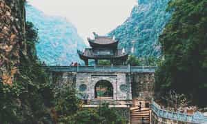 Am Tien Cave位于距Ninh Binh City中心约10公里处，是Hoa Lu的古老首都景观综合体的一部分。