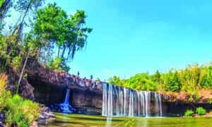 Dong Nai Commune에있는 Elephant Waterfall (Nokrop Waterfall이라고도 함)은 매우 유명한 관광지입니다.