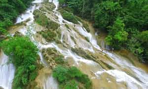 Ban Ba Waterfall位于Tuyen Quang Forest山的中间,吸引了许多具有原始和自然景观奇观的旅游信徒。