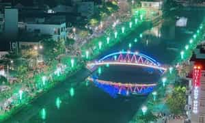 该市在2021年4月23日正式开业，通往Quang Binh的步行街是全新的娱乐场所之一，吸引了Quang的年轻人的注意。