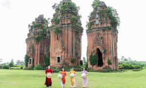Duong Long Tower是越南最美丽,最雄伟的Cham Pa塔之一,距离Nhon City约50公里。