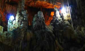 发现范·特林洞（Van Trinh Cave）是一段有趣的旅程，它使您进入地面，享受奇迹般的美丽和大自然的奥秘。