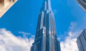 Landmark 81은 6,000 명 이상의 베트남인의 기여에 따라 1000 일의 비 정문에 Vingroup에 의해 성공적으로 건설되었습니다.