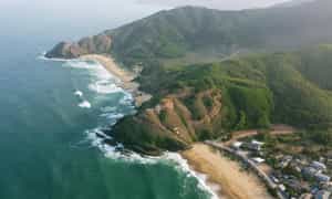 从上方和美丽的海滩小径欣赏鼻子区域的全景。