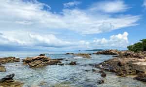 壮观而令人印象深刻的风景，海浪不断漂流。