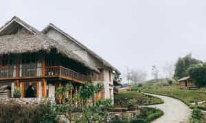 Những ngôi nhà bằng gỗ chào đón du khách mỗi khi đến du lịch tại Sapa