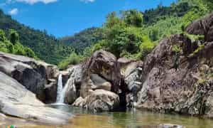 Không chỉ có dòng suối mát lạnh, Trà Bói còn sở hữu những thác nước nhỏ tuyệt đẹp, bọt tung trắng xóa giữa những tảng đá.