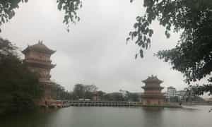 세 심하게 캐스트 된 벨. 아침에 승려들은 종소리와기도를 부릅니다.