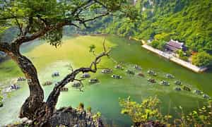 Tien Cave最特殊的特色是晴朗，绿色和奇怪的湖泊。