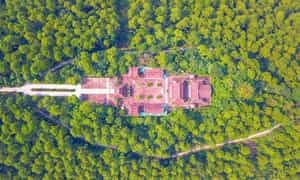 为了记住Nguyen Hue-Quang Trung Bloth英雄的伟大优点,政府允许Nghe An和Vinh City在Dung Quyet Mountain上建造一座国王Quang Trung庙。