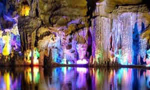 Ninh Binh的Van Trinh Cave是一个大洞穴，可以归类为Ninh Binh中最美丽的类型。