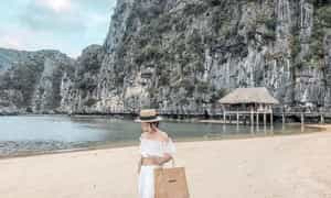 来到范博海滩（Van Boi Beach），非常蓝色的大海和晴朗，许多游客喜欢游泳，沉浸在凉水中，享受微风。
