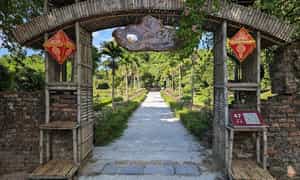 Vườn Thiệu Phương là địa điểm lý tưởng để bạn lưu giữ lại những khoảnh khắc đẹp với không gian cổ kính và thơ mộng.