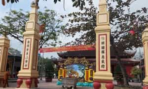参观寺庙的建筑作品。
