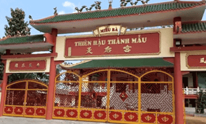 Ngôi chùa này được nhiều người đến thăm vì sự linh thiêng và yên bình của nó