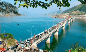 Ngày hội bên Cầu Pá Uôn