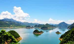 从高空俯瞰,湖水碧绿,数百个大大小小的岛屿被白云环绕。