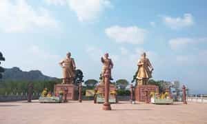 Bach Dang Giang 广场上矗立着三位民族英雄的雄伟青铜雕像