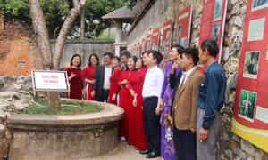 Các du khách tham quan Di tích Quốc gia đặ biệt Nhà tù Sơn La