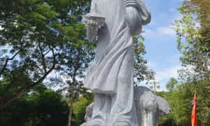 캠퍼스에 있는 Nguyen Sinh Sac 부국장의 동상