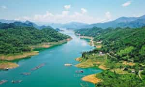 游客常选择5月至10月前往和平湖,此时湖水清澈,气候凉爽。