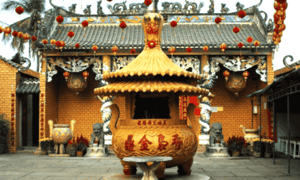 Lư hương trước nơi thờ phụng được điêu khắc chạm trổ với những đường nét rất tinh xảo