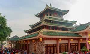 三山巴蔡徐寺 (Ba Chua Xu Temple) 以其神圣和圆满而闻名