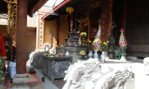 寺庙两侧为古屋式建筑，瓦顶木柱。