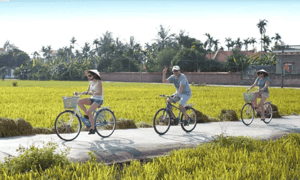 Du khách sẽ được đạp xe đạp đi tham quan làng cũng như những di tích lịch sử – văn hóa nổi tiếng tại địa phương