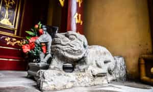 海防义庙内还有与女将军黎赞 (Le Chan) 的胜利有关的吉祥物