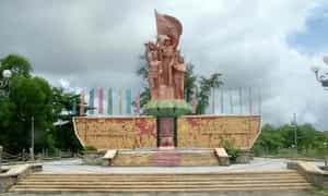 Tượng đài ở khu di tích