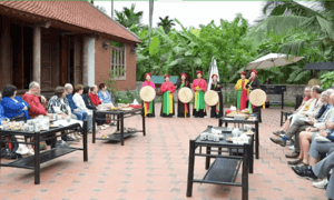 Hát quan họ ở khu du lịch làng quê Yên Đức