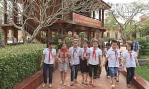 Những đoàn học sinh đến tham quan và gặp gỡ những chiến sĩ đã chiến đấu trong trận chiến Nghĩa Lộ
