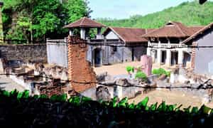 Nhà tù được bao bọc kín bằng dây thép gai và những mảng thủy tinh lởm chởm.
