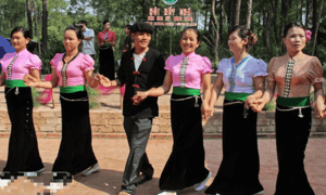 Trong lễ hội Hết Chá, mọi người cùng nhau nhảy múa, cầu mong vạn vật cỏ cây đâm chồi nảy lộc, vụ mới tốt tươi.