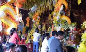 许多人来到寺庙祈求吉祥、平安。