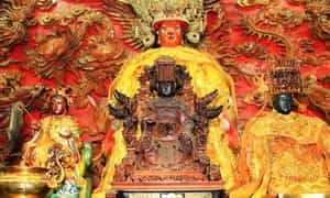 Tượng Thiên Hậu Thánh Mẫu vô cùng uy nghiêm và linh thiêng bên trong khu chánh điện